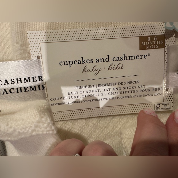 BNIB Cupcakes & Cashmere Cashmere Baby Blanket Hat Booties Set Ivory Neutral - Picture 5 of 7